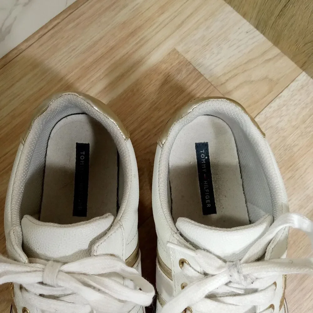 Tommy Hilfiger please zoom